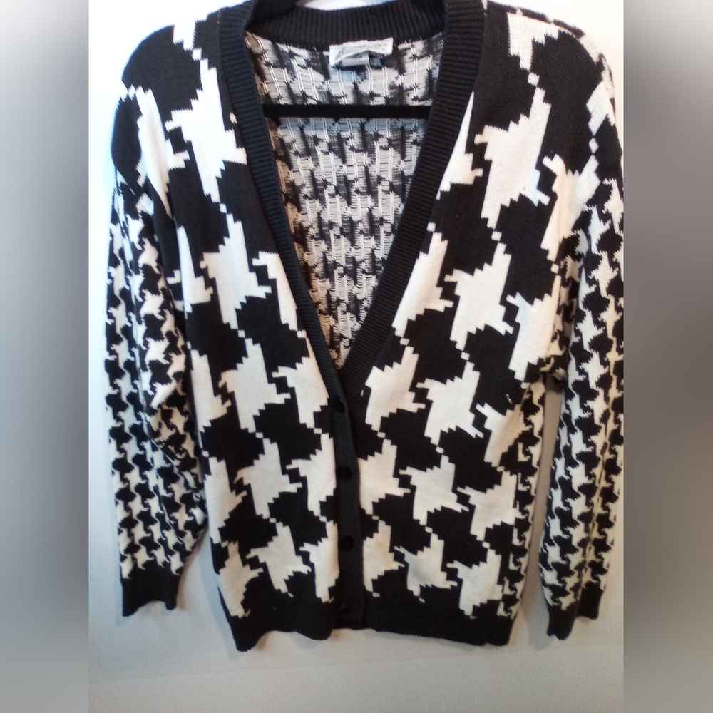 Chic Vintage Houndstooth Cardigan in Black and White